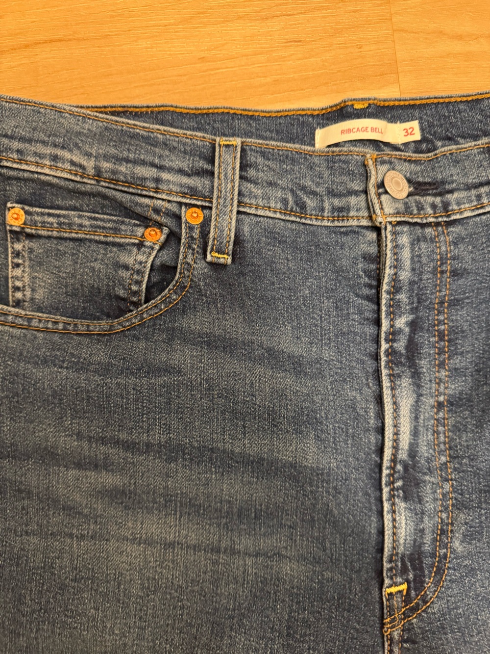 NWOT Levi's High Waist Ribcage Bell Wide Leg Flare Jeans Size 32 Medium Wash - Picture 3 of 4